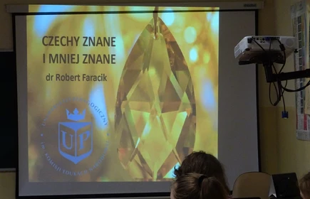 Na zdjęciu ekran projektora na którym prezentowany jest tytuł spotkania 