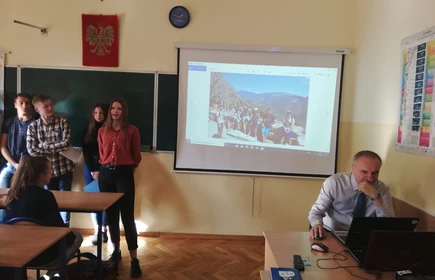 Na zdjęciu uczniowie w trakcie wykładu