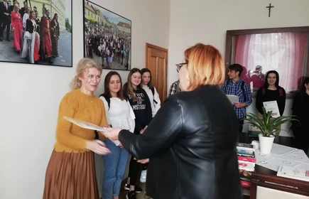 Grupowe zdjęcie uczestników projektu podczas wręczenia dyplomu