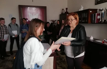 Wręczanie dyplomu uczestniczce