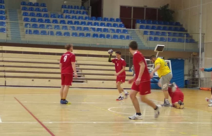 Zdjęcie ukazuję zmagania podczas meczu szczypiornistów