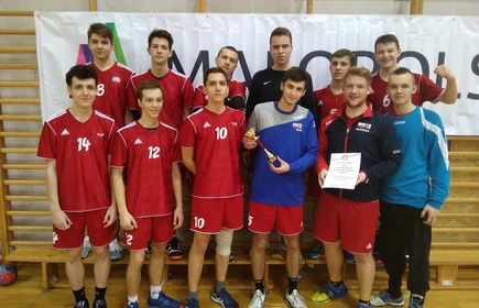 Na zdjęciu grupowe zdjęcie zwycięzców z pucharem oraz dyplomem