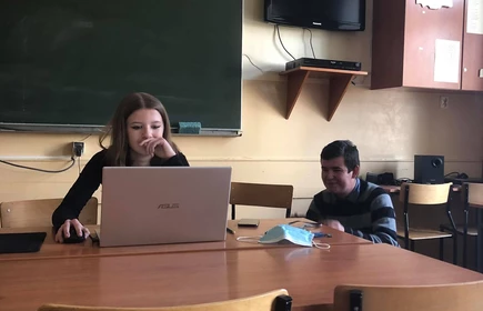 Zdjęcie ukazuję uczennica przed laptopem w trakcie zajęć 