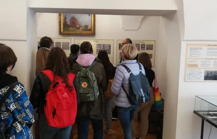 Grupowe zdjęcie uczniów w trakcie zwiedzania muzeum 