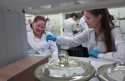 Zajęcia laboratoryjne prowadzone w ramach współpracy z  Wydziałem Chemii UJ 3
