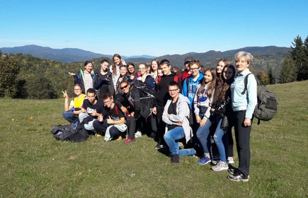 Grupowe zdjęcie na łące 