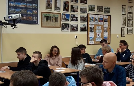 Grupowe zdjęcie osób podczas wykładu 