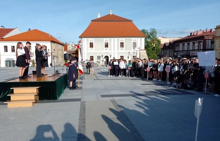 uczniowie szkóy stojący na bocheńskim rynku