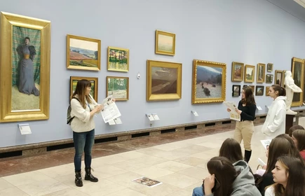 dzieci w galerii obraz&oacute;w