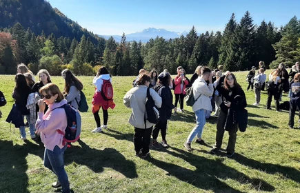 Dzieci na tle g&oacute;rskiego krajobrazu