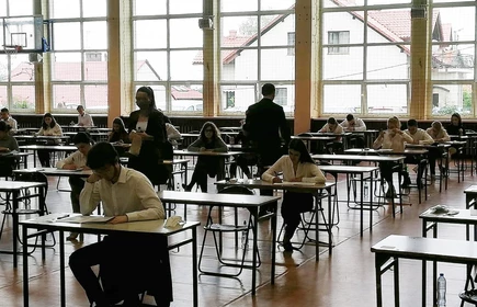 Grupowe zdjęcie osób piszących maturę