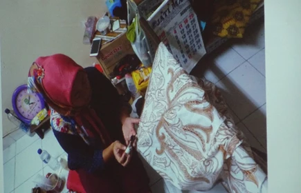 Na zdjęciu starsza kobieta z Indonezji