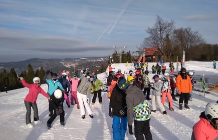 Grupa uczniów na stoku narciarskim 