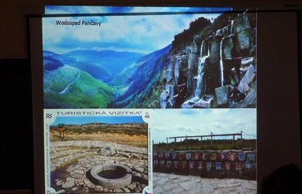 Na zdjęciu ekran projektora na kt&oacute;rym prezentowany są zdjęcia