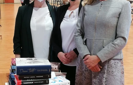 Nauczycielki przy stoliku z pamiątkami dla uczniów