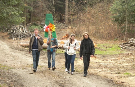 V  ZŁAZISKO DLA MŁODZIEŻY          Z OKAZJI MIĘDZYNARODOWEGO DNIA OCHRONY ZABYTKÓW Jamna, Pogórze Rożnowskie, 18.04.2012.12