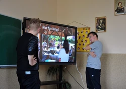 Zdjęcie prezentuje: dwóch uczestników projektu, prezentujących treści na tv.