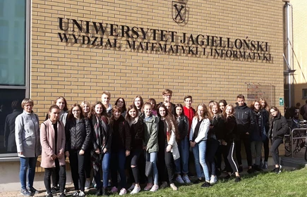 Grupowe zdjęcie uczniów przy Uniwersytecie Jagiellońskim 