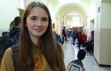 Na zdjęciu uczennica z miernikiem poziomu hałasu 