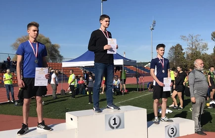 Na zdjęciu uczniowie na podium 