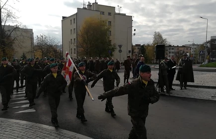 Żołnierze maszerujący ulicami Bochni 