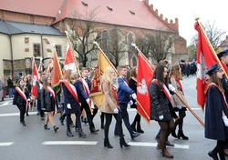 Na zdjęciu uczniowie trzymający sztandary