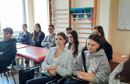 uczniowie siedzący podczas wykładu