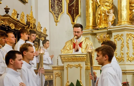 lektorzy i modlący się ksiądz na ambonie