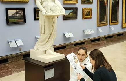 dzieci w galerii obraz&oacute;w