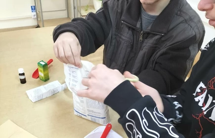 Uczniowie robią eksperymenty