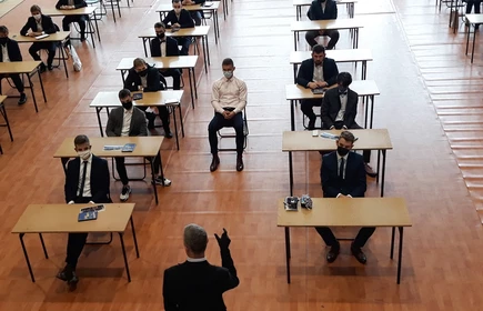 Na zdjęciu sala gimnastyczna  z uczniami