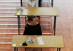 Grupowe zdjęcie osób piszących maturę