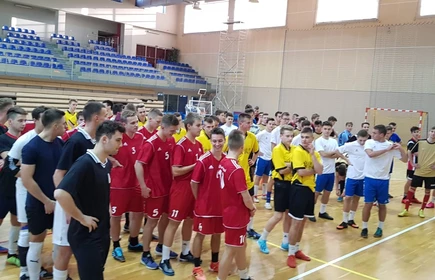 Zdjęcie prezentuję drużyny biorące udział w zawodach 