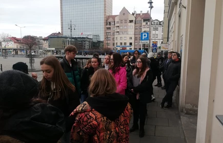 Grupa osób w trakcie wycieczki edukacyjnej