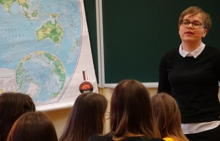 Na zdjęciu wykładowca oraz głowy uczniów