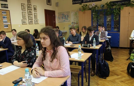 Na zdjęciu uczniowie siedzący w klasie 