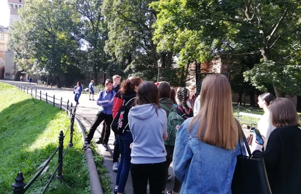 Grupowe zdjęcie uczniów podczas wycieczki