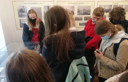 Grupowe zdjęcie uczniów w trakcie zwiedzania muzeum 