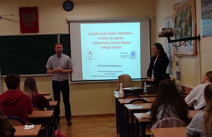 Na zdjęciu prowadzący zajęcia oraz uczestnicy 