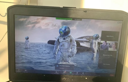 Na zdjęciu ekran laptopa w trakcie zdalnej konferencji