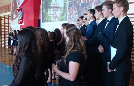 Dwudziestu Dyrektor&oacute;w i ślubowanie klas pierwszych 10