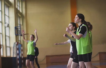 Dziewczęta z klasy  1a &bdquo;Mistrzem Szkoły&rdquo; w koszyk&oacute;wce 13