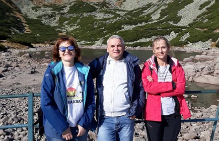 Grupowe zdjęcie na tle gór 