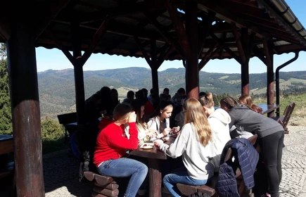 Grupowe zdjęcie w trakcie jedzenia obiadu