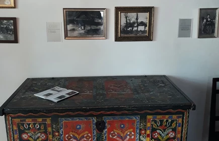Na zdjęciu zabytkowo komoda