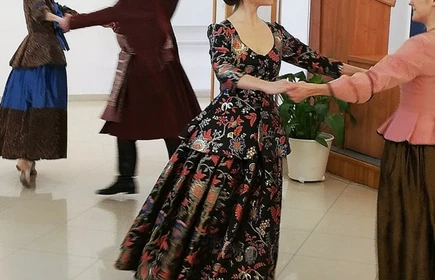 Na zdjęciu kobiety i mężczyźni  w strojach z epoki podczas tańczenia