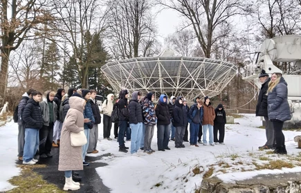 grupa młodzieży przy Obserwatorium Astronomicznym Uniwersytetu Jagiellońskiego im. Mikołaja Kopernika