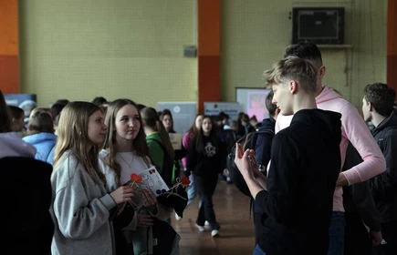 uczniowie podczas targów edukacyjnych w sali gimnastycznej