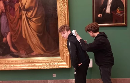 dzieci w galerii obraz&oacute;w