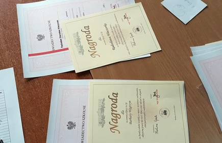 Na zdjęciu świadectwa
